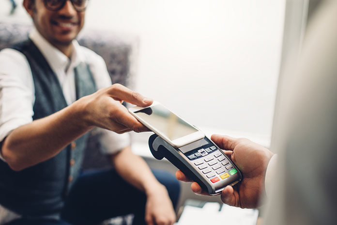 foder Pebish Ledelse Płatności NFC - Sprawdź, jak płaci się telefonem, zegarkiem czy naklejką i  jak działa ten sposób! - epce.org.pl