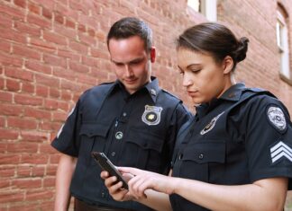 Ile zarabia się jako policjant?