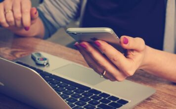 Czym zajmuje się młodszy księgowy?