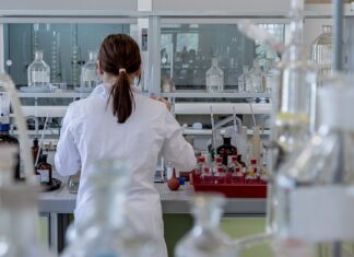 Ile zarabia lekarz okulista?