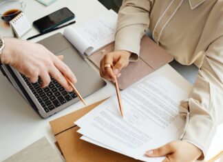 Tłumaczenie zwykłe a przysięgłe – czym się różnią i jakie musisz wybrać? Tłumaczenie zwykłe a przysięgłe